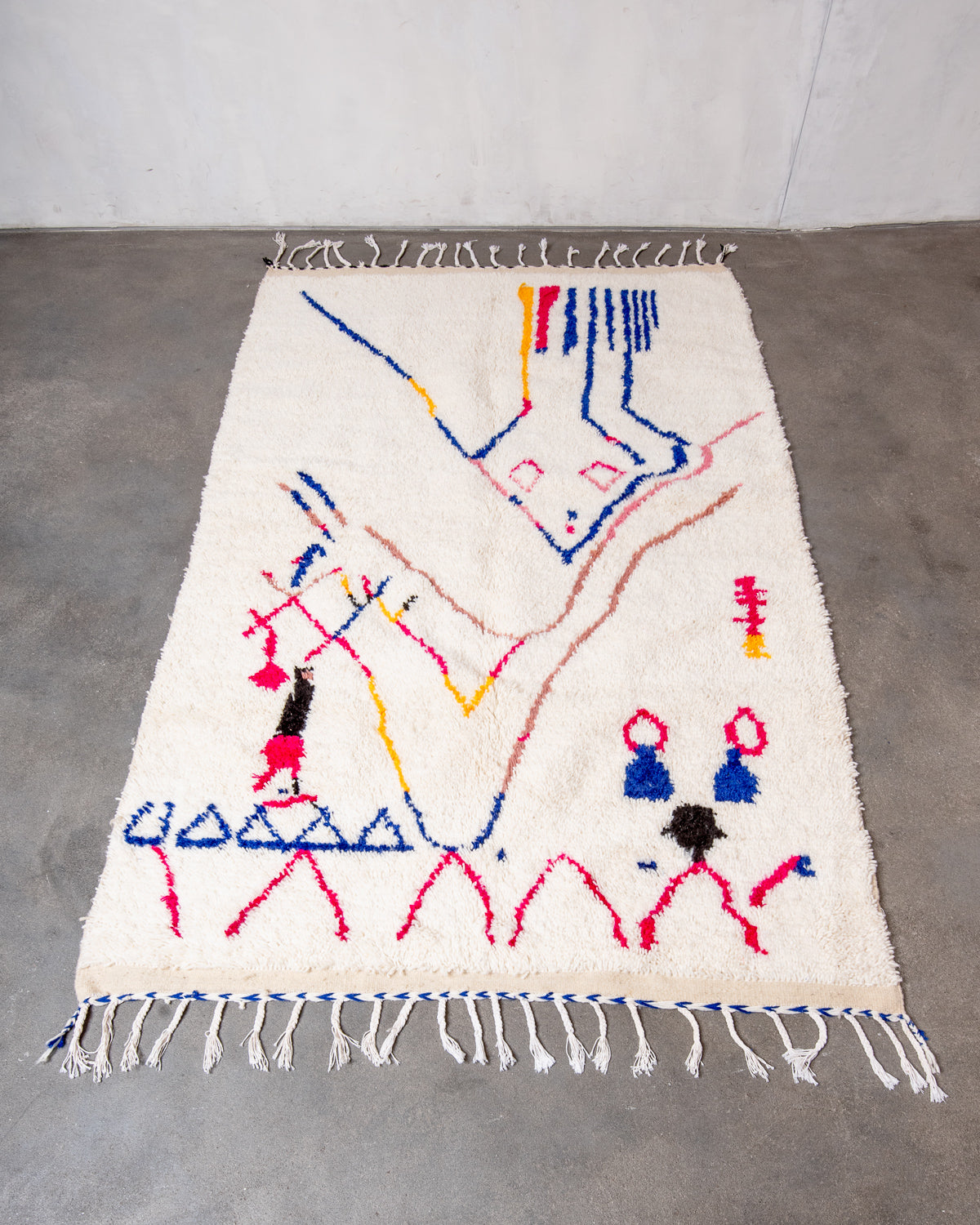 Modern designer handcrafted Berber rug from Morocco. Azilal rug with beautiful colors and patterns. Made of sheep’s wool and colourful cotton.